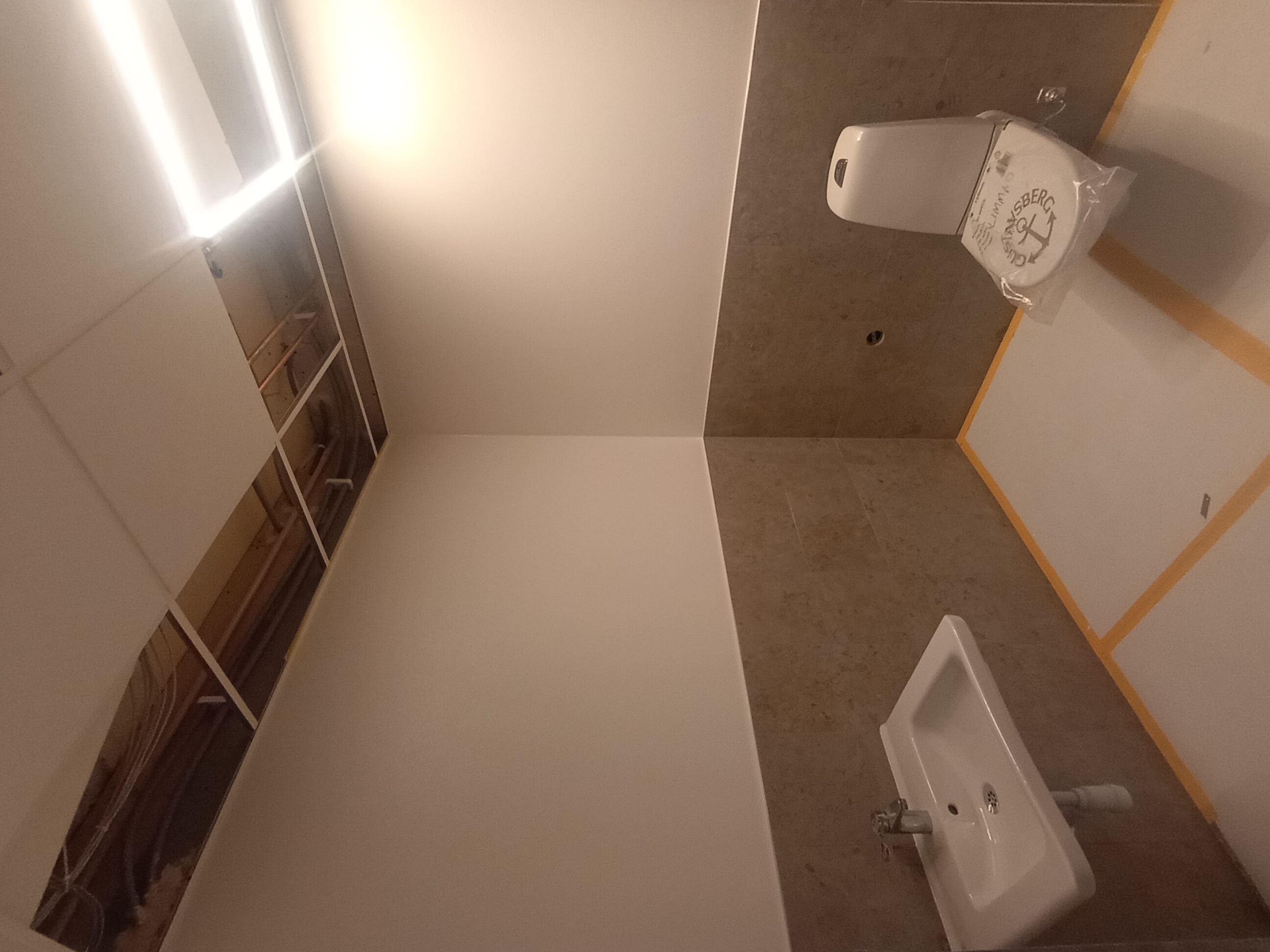 Färdigmålade vita väggytor i ett mindre utrymme