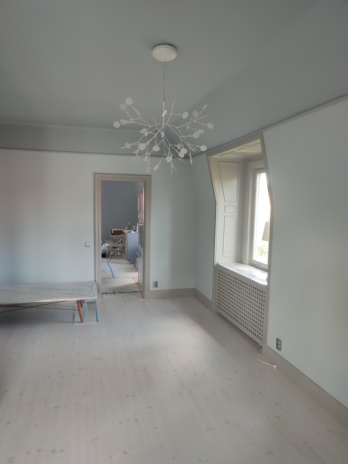 Stödjande bild för invändig målning i ljus bostad